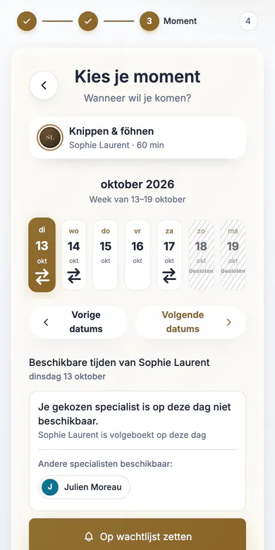 Boekingspagina op de telefoon: specialist volgeboekt, andere specialisten beschikbaar en de knop Op wachtlijst zetten