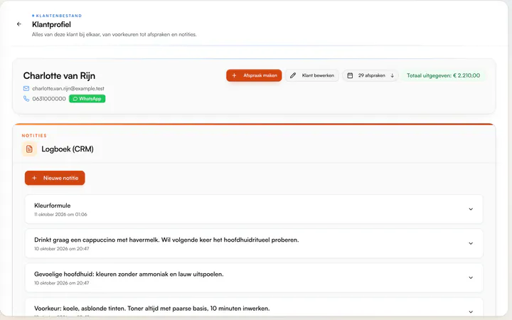 Klantprofiel van een demoklant met Afspraak maken, WhatsApp-knop, totaal uitgegeven en het Logboek (CRM) met notities zoals een kleurformule