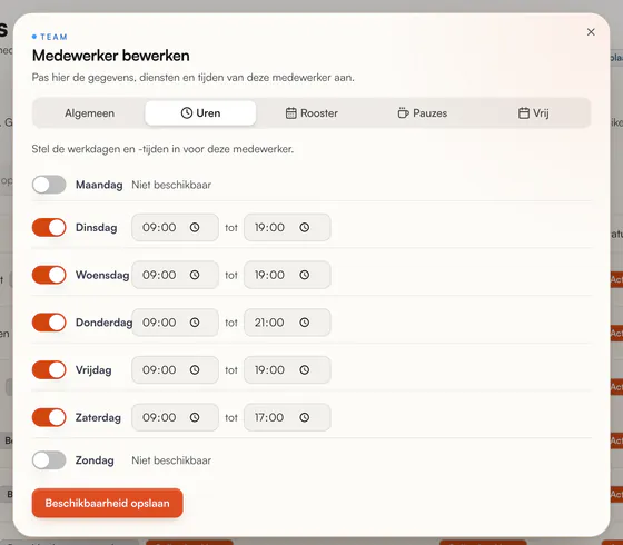 Medewerker bewerken, tabblad Uren: werkdagen en werktijden per dag met de knop Beschikbaarheid opslaan
