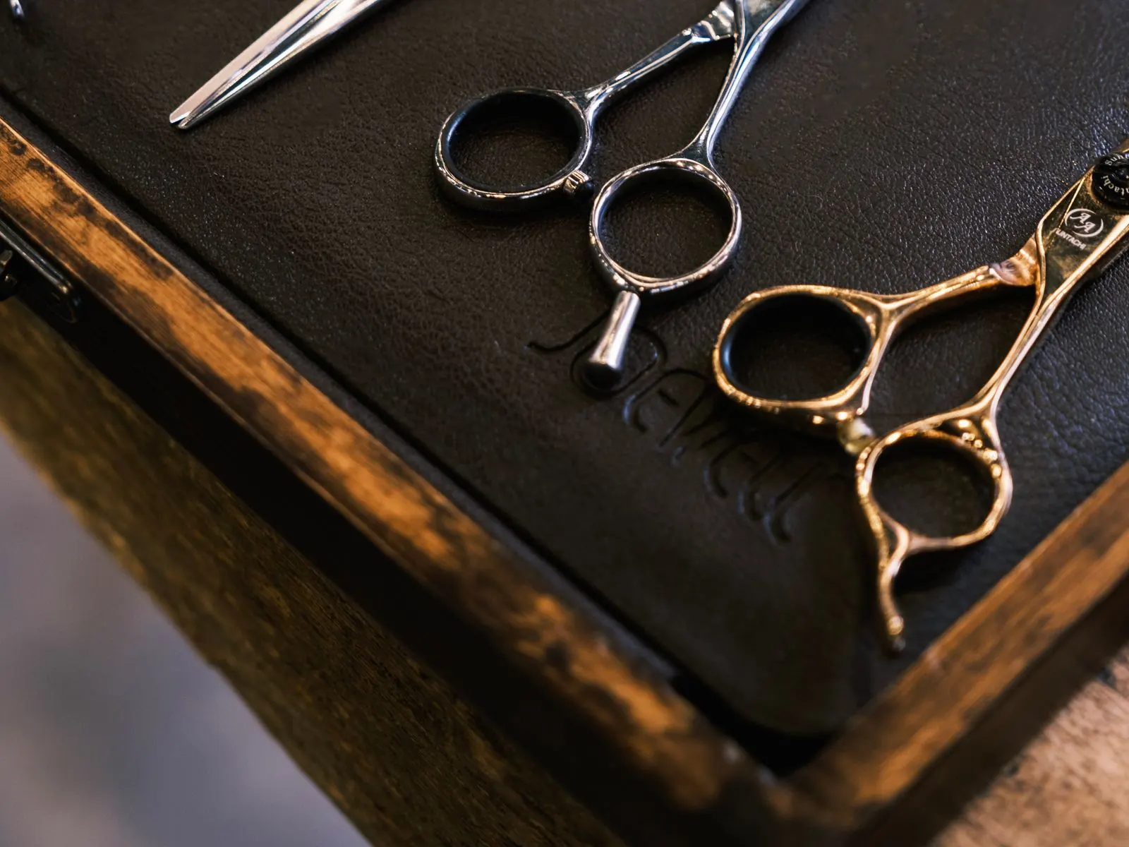 Sfeerbeeld (niet de salon): Kappersscharen op een leren etui