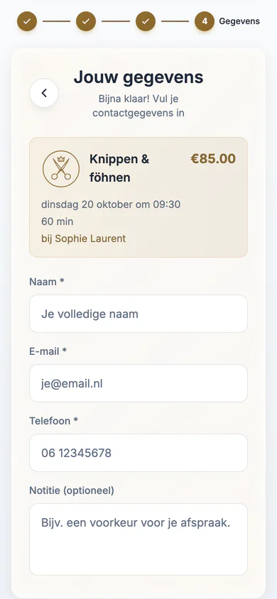Boekingspagina op een telefoon, stap 4 Jouw gegevens: samenvatting met velden voor naam, e-mail en telefoon