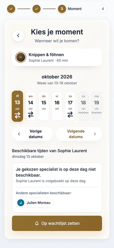 Boekingspagina op de telefoon: de dag is vol, andere barbers zijn nog vrij en de klant kan zich op de wachtlijst zetten