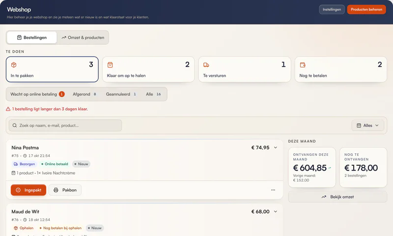 Webshopbeheer in Planobook: tegels Te doen met In te pakken, Klaar om op te halen, Te versturen en Nog te betalen, een nieuwe bestelling met Bezorgen en Online betaald en de knop Ingepakt, en rechts de omzet van deze maand